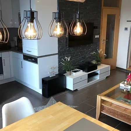 - Haus F, App 0f1405